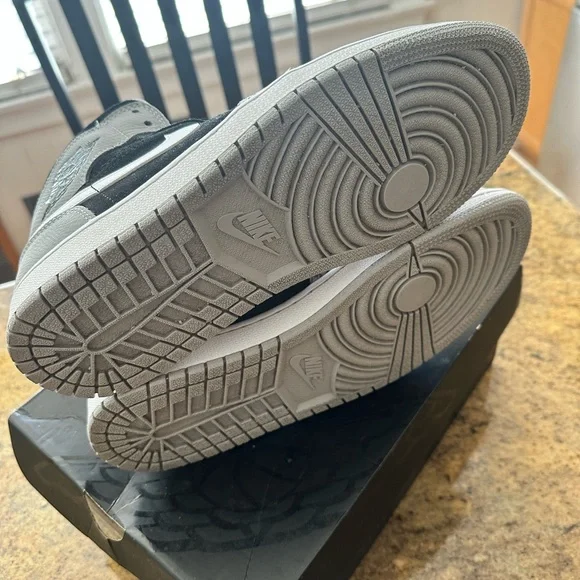 Air Jordan 1 MID SE Black/University Red-White (Size 9) - Picture 4 of 7